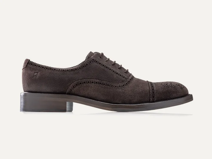 Sapato Brogue Street Full na cor mocha, sobre fundo claro.