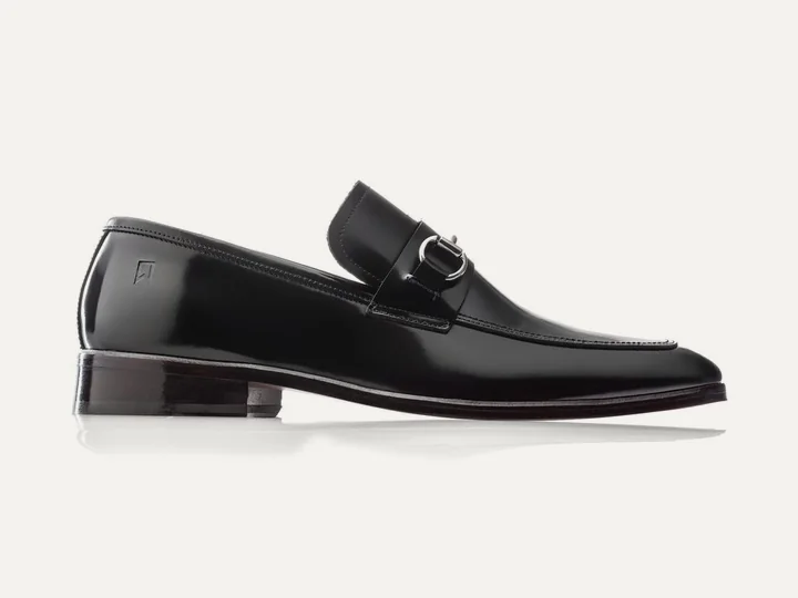 Loafer Classic Bit em couro preto, sobre fundo claro.