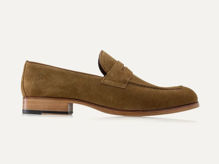 Loafer Neo Penny na cor whisky, sobre fundo claro.