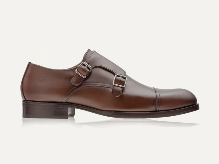 Sapato Monk Strap Neo Double Buckle na cor whisky, sobre fundo claro.